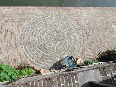 847165 Afbeelding van een labyrint in het plaveisel van de werf aan de Oudegracht, onder het klooster van de Zusters ...